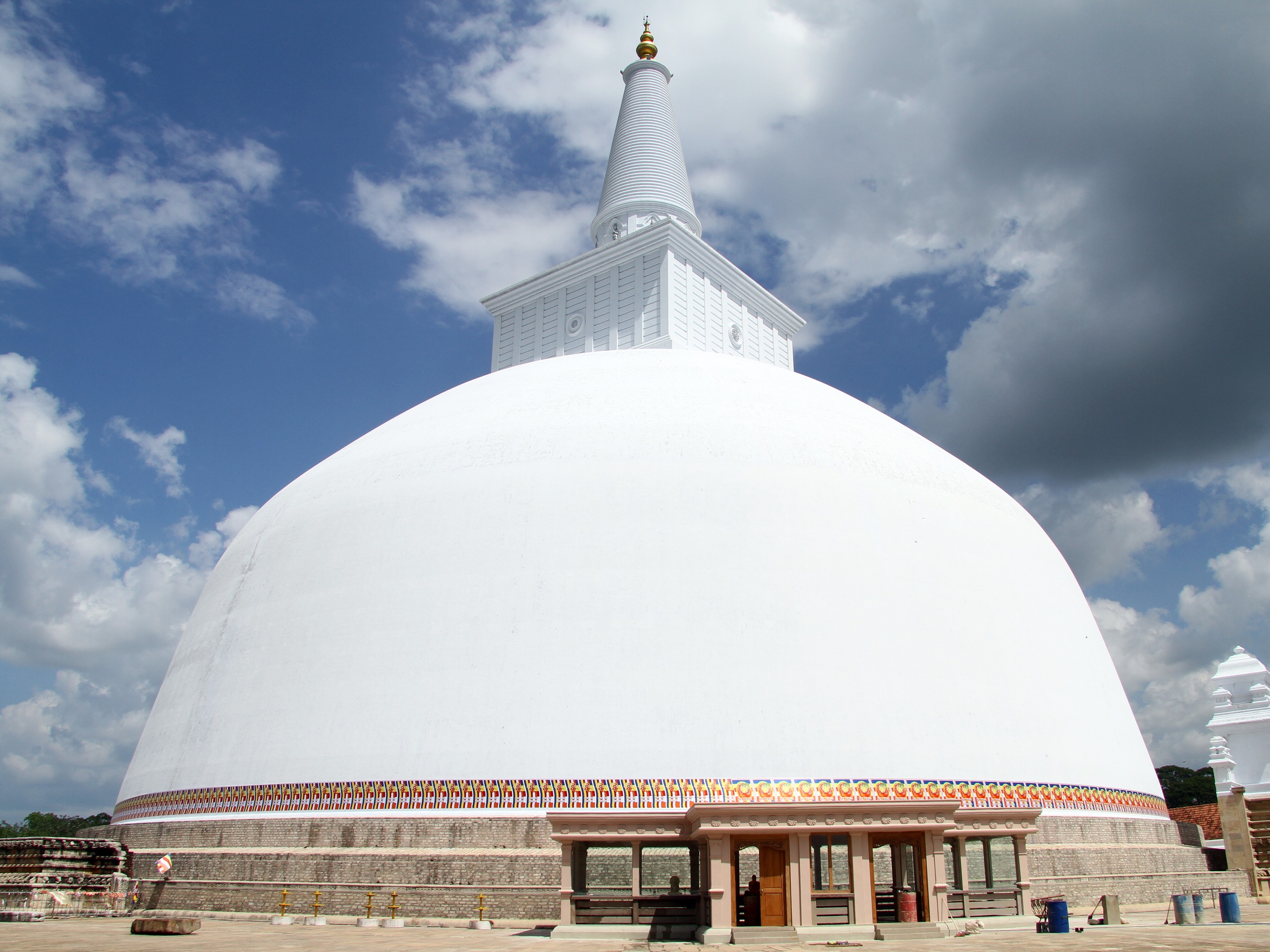 Big white stupa Ruwanwelisaya in Anuradhapura, Sri Lanka